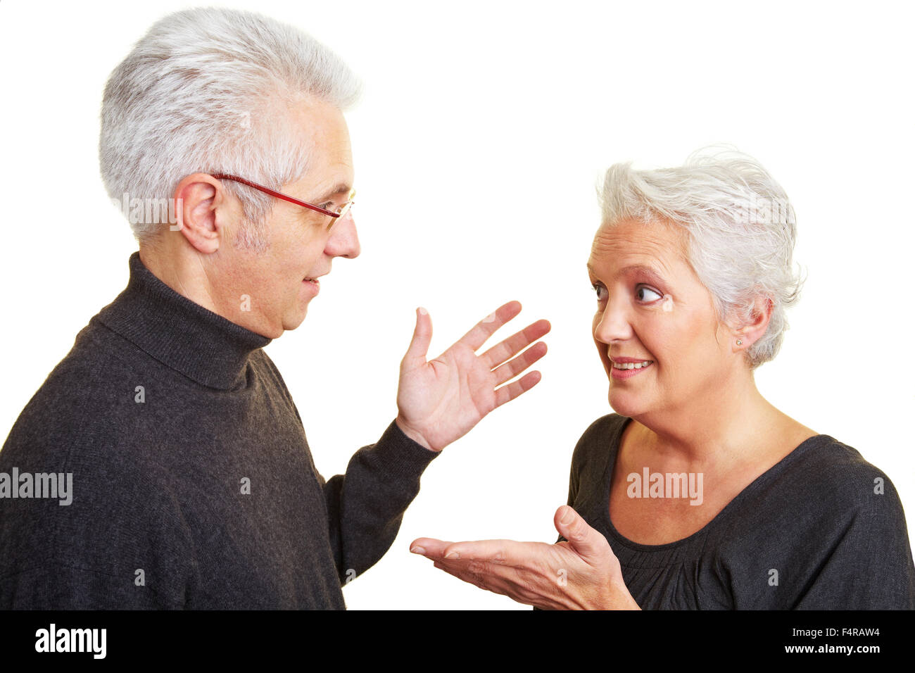 Ältere ältere Paare haben eine intensive Diskussion Stockfoto