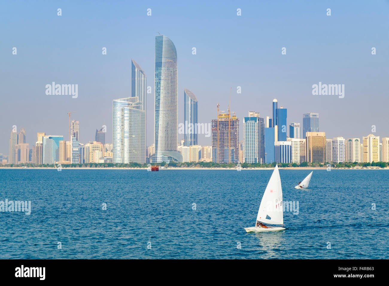 Skyline von modernen Hochhäuser entlang der Corniche in Abu Dhabi Vereinigte Arabische Emirate Stockfoto