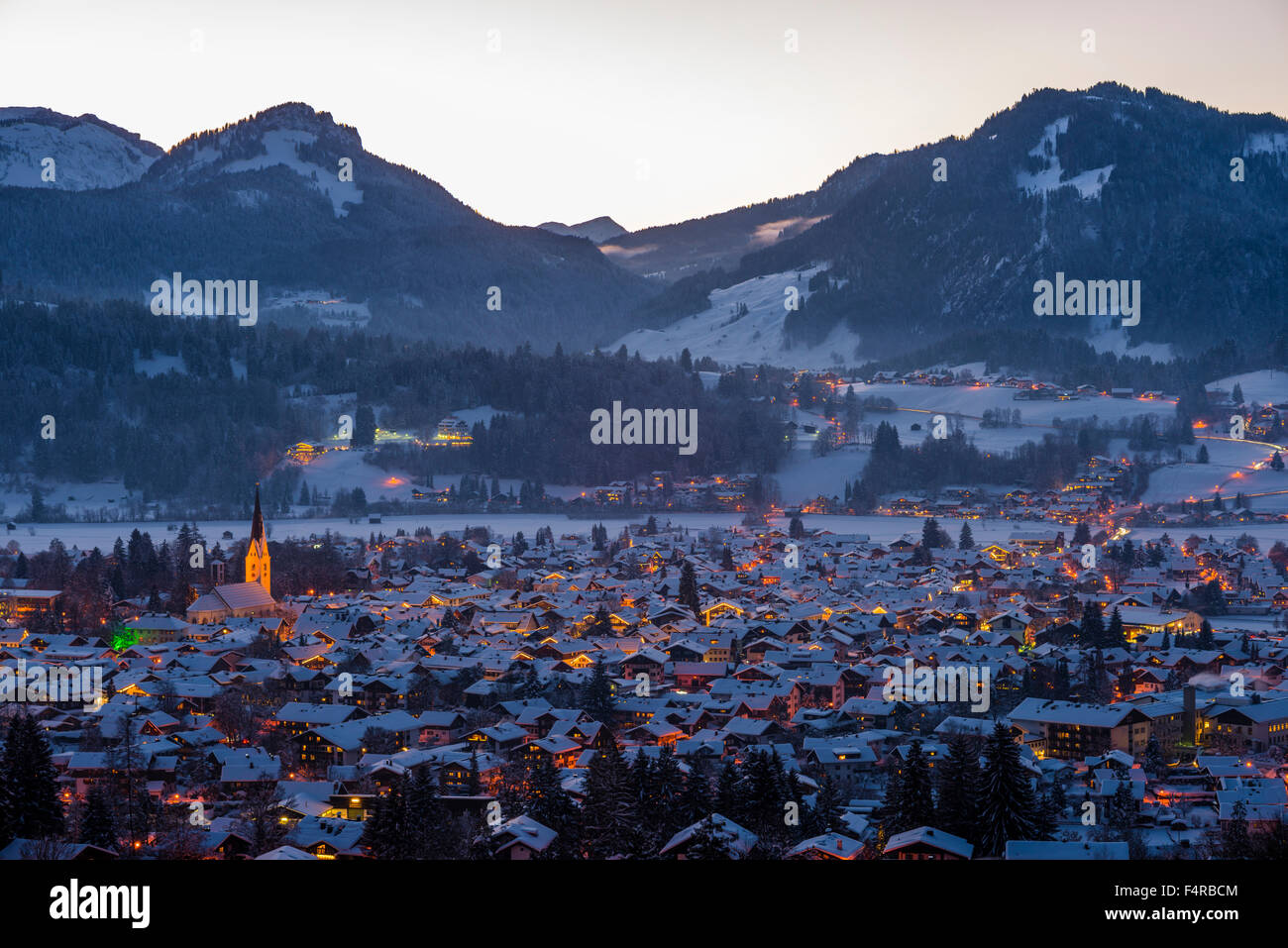 Allgäuer Alpen, Ansicht, Architektur, außen, Bayern, Dämmerung, Dämmerung, Deutschland, Ansicht, Europa, Ferienwohnungen, Gebäude, planen Stockfoto