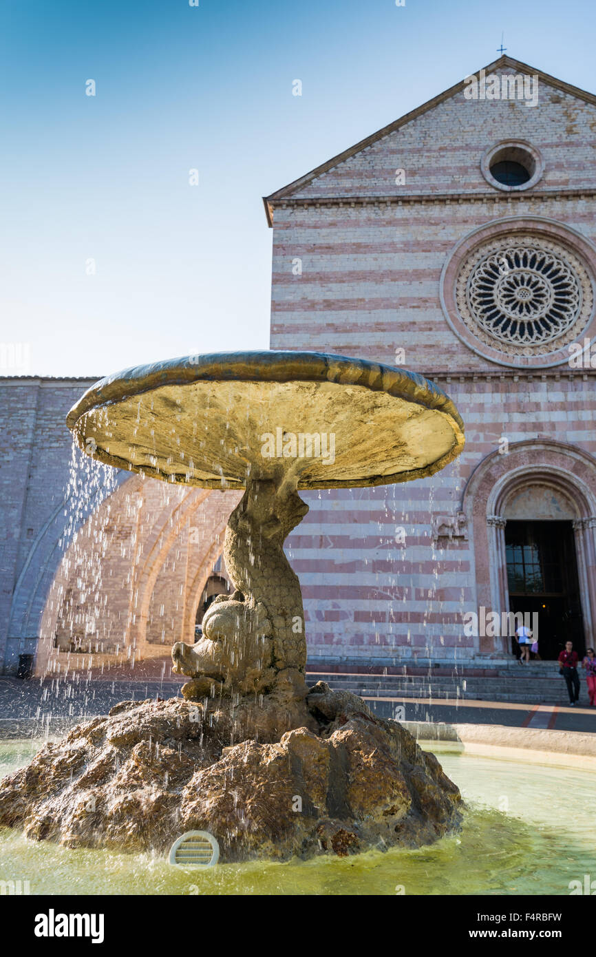 Der Brunnen vor Saint Claire Kirche in Assisi, Umbrien, Italien, EU, Europa Stockfoto