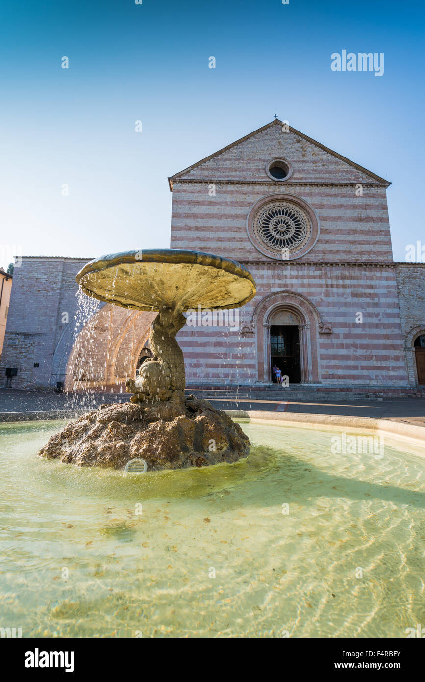 Der Brunnen vor Saint Claire Kirche in Assisi, Umbrien, Italien, EU, Europa Stockfoto