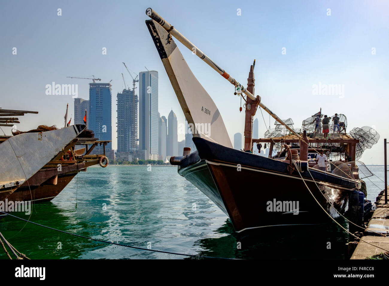 Traditionellen hölzernen Dhau Fischerboot in Abu Dhabi Vereinigte Arabische Emirate Stockfoto
