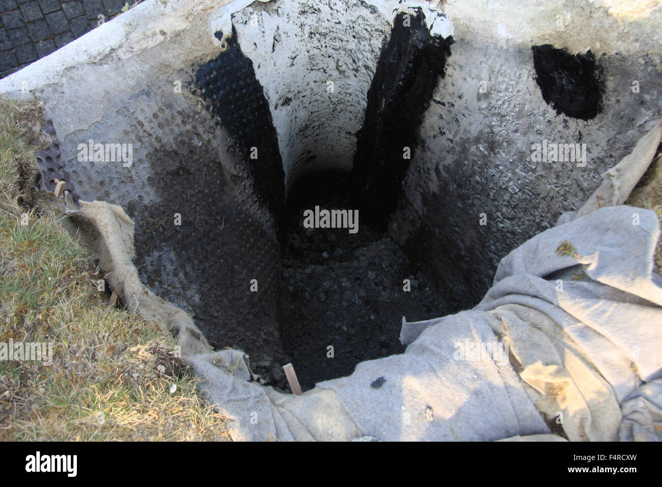 Bau, Sanierung, Abdichtung, Wand, Dachpappe, Bitumen, Filz, asphaltiert, Stockfoto