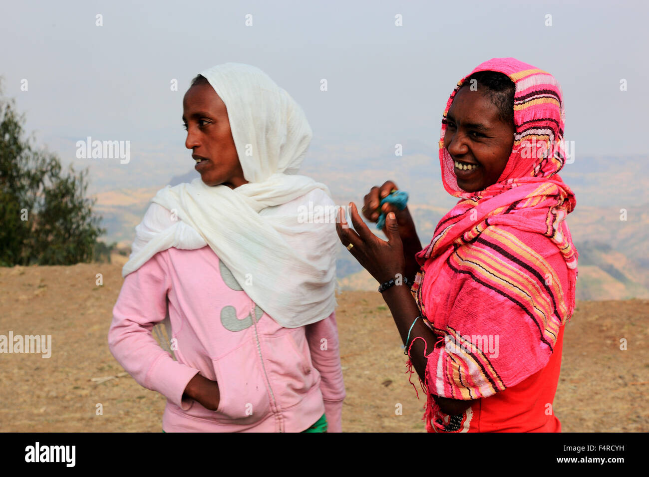 Im Hochland von Abessinien, Semien Berge, Semien Berge, junge Frauen in bunten Tüchern Stockfoto
