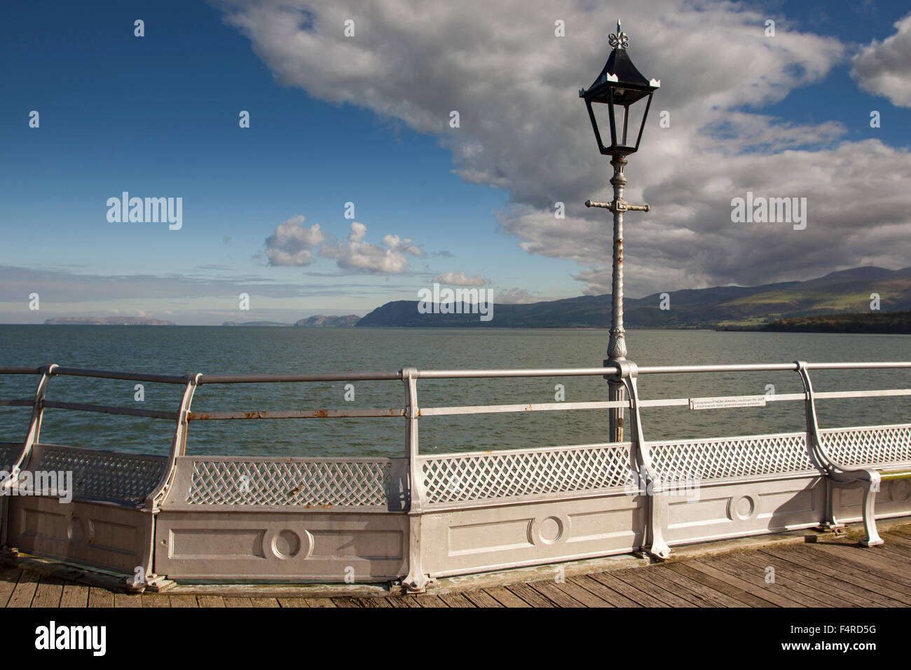 Blick von Bangor Pier an der Menai Straits Gwynedd North Wales Little Orme am fernen Horizont. Viktorianische Laternenpfahl. Stockfoto