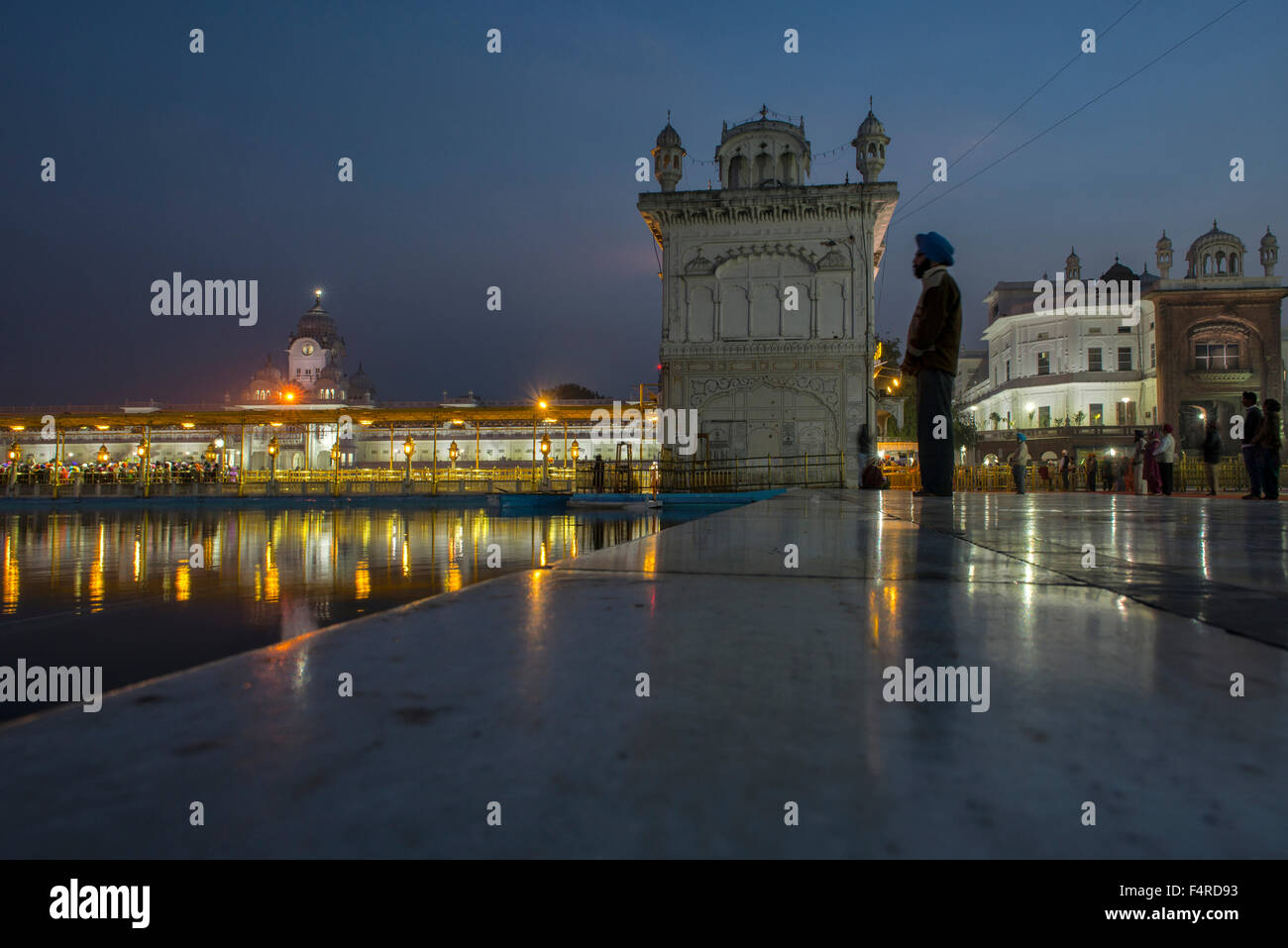 Asien, Indien, Punjab, Amritsar, Goldener Tempel, Religion, Sikh, Schrein, Heiligen, Pilger, Reise, Symbol, Wahrzeichen, Reflexion, Pool Stockfoto