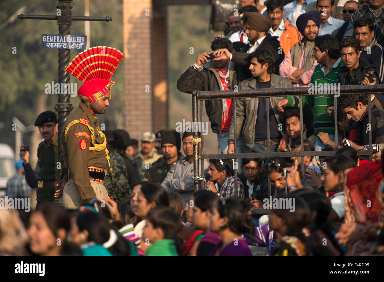 Asien, Indien, Punjab, Amritsar, Pakistanisch, Grenze, Zeremonie, traditionell, Tradition, Wagah, Soldat, Menschenmenge, Nationalismus, indische, Stockfoto