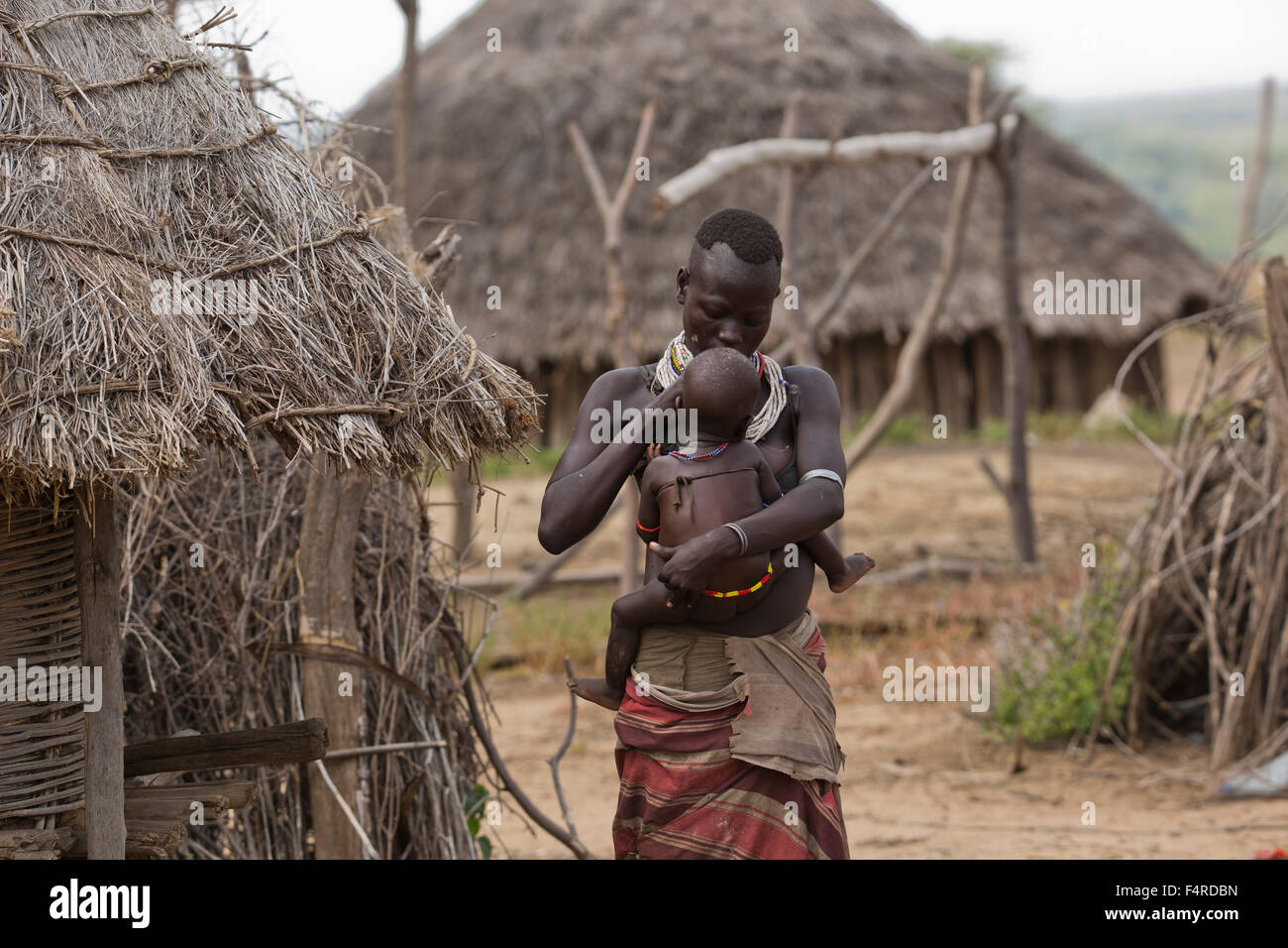 Karo-Stamm-Frau mit Baby. Omo-Tal, Äthiopien Stockfoto