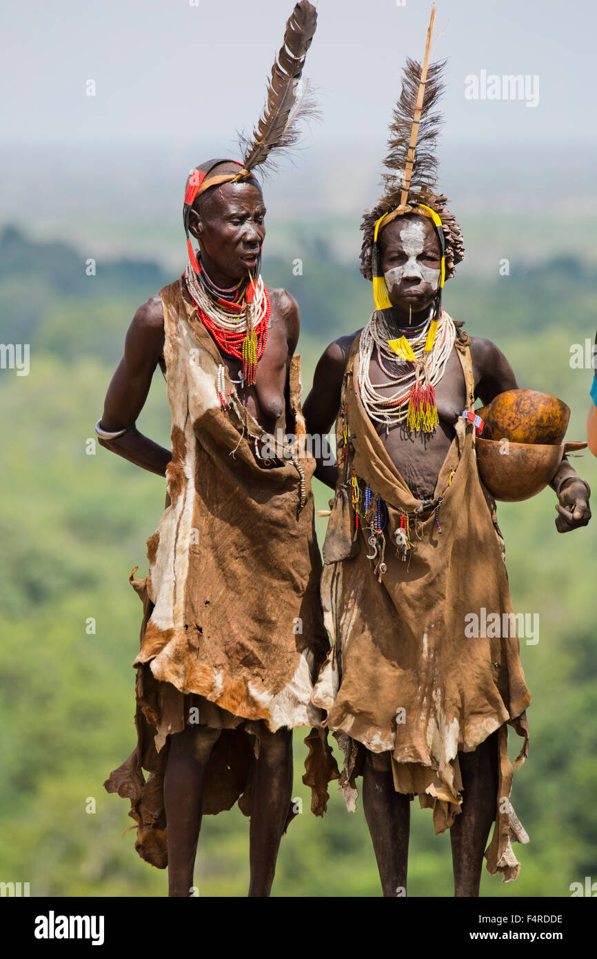 zwei Reife Karo-Stamm-Frauen. Omo-Tal, Äthiopien Stockfoto