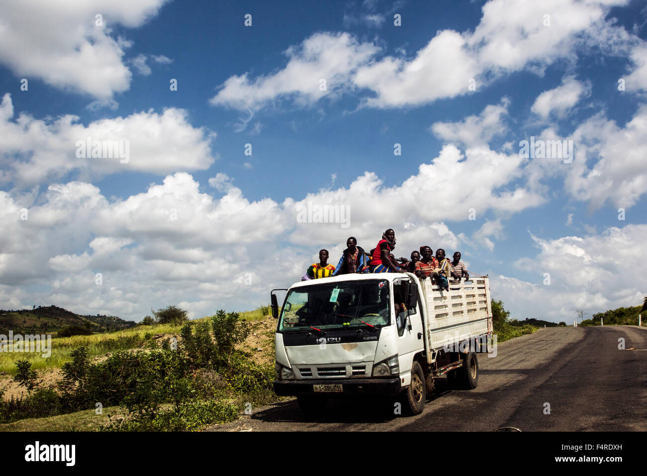 Konso Männer verpackt auf einem LKW, Omo-Tal, Äthiopien Stockfoto