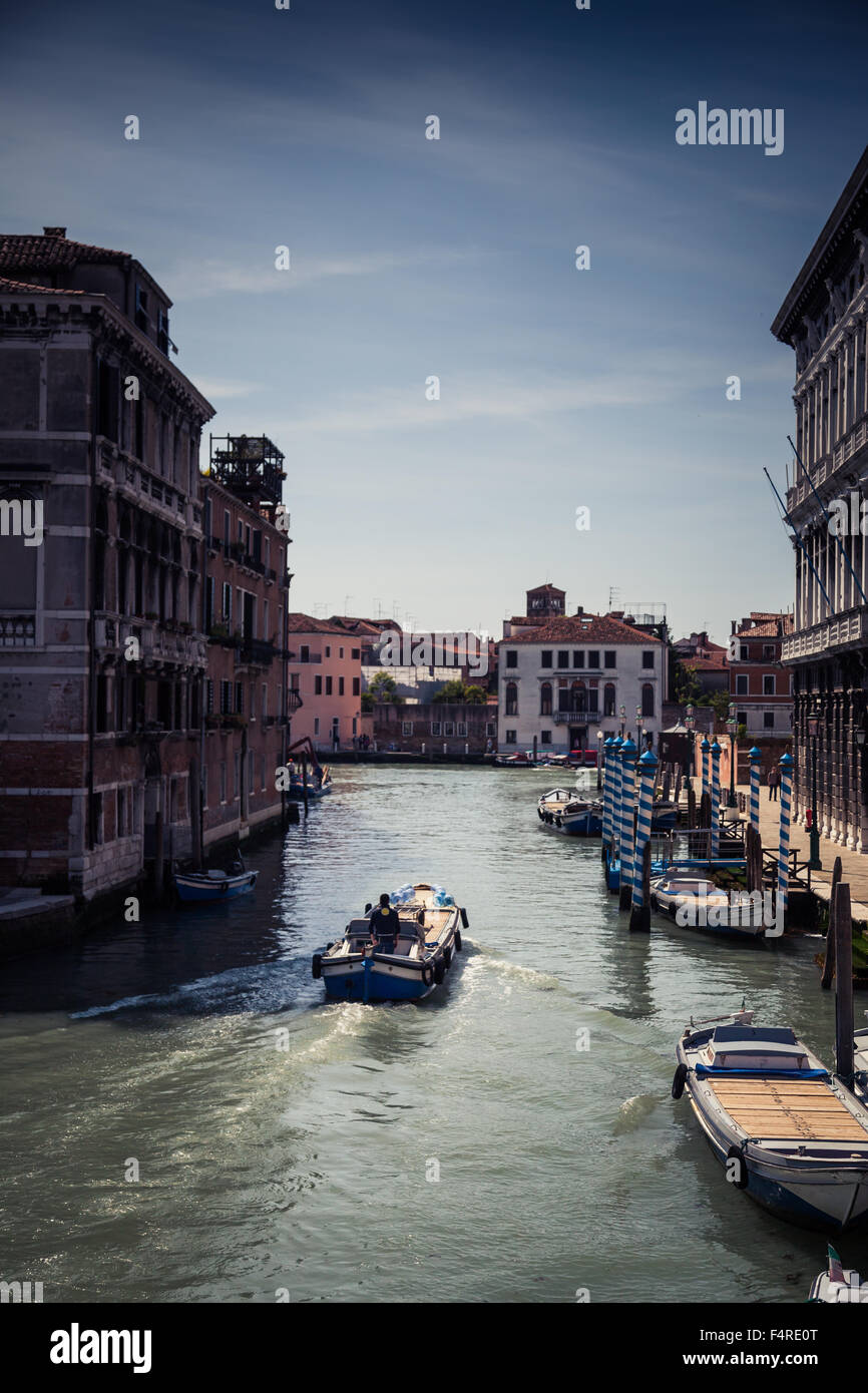 Boot am Kanal in Venedig Stockfoto