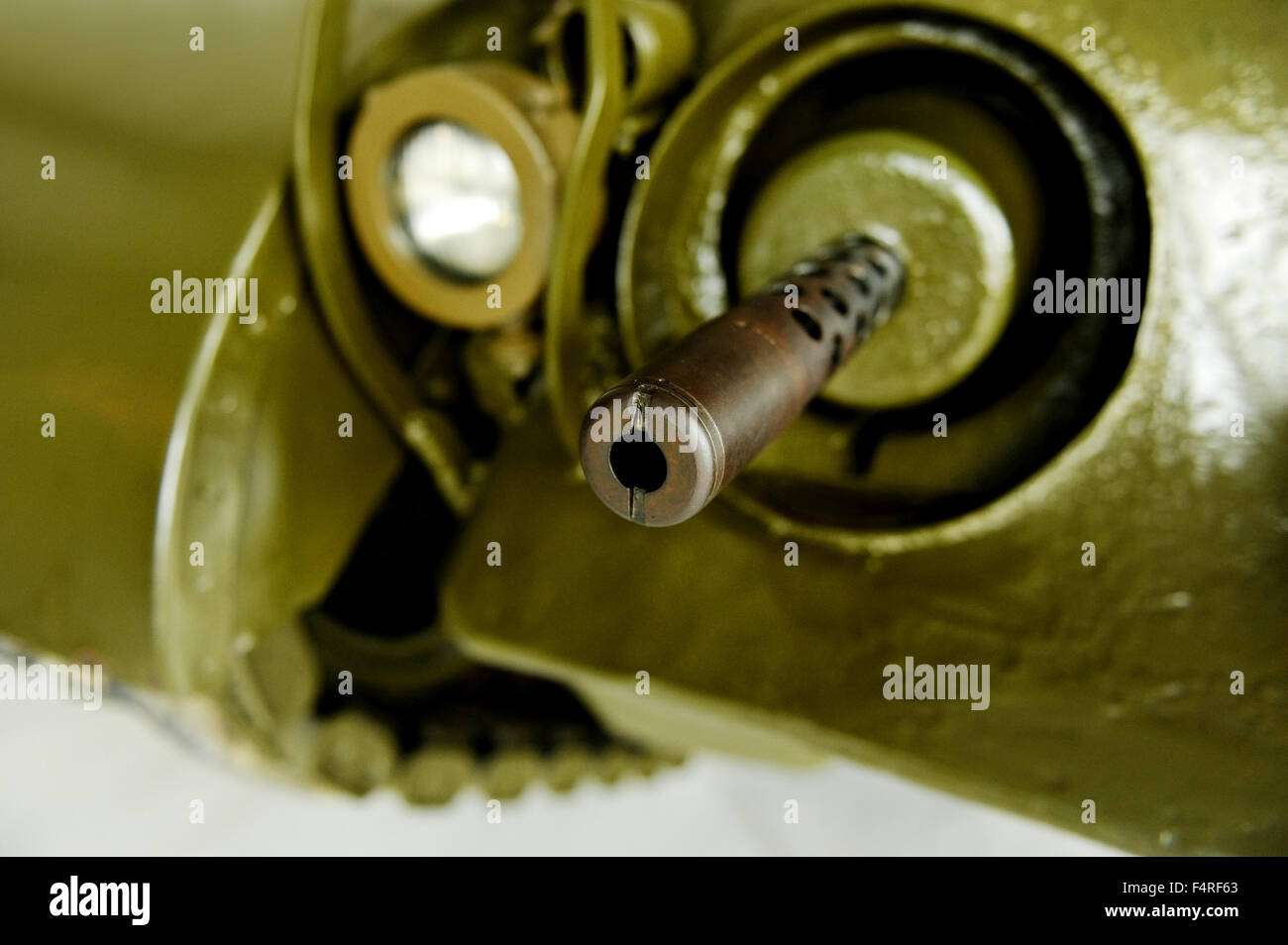 Detail mit Maschinengewehr aus einem alten Tank gedreht Stockfoto