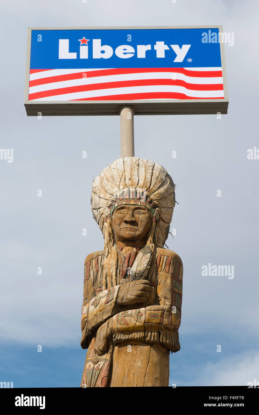 USA, Montana, Crow Indian Reservation, Great Plains, Kitsch an Tankstelle in Crow agency Stockfoto