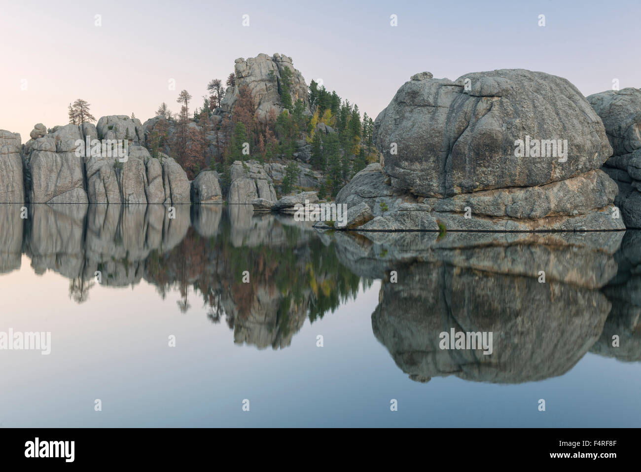 Sylvan Lake an der Dämmerung, Custer State Park, Black Hills, South Dakota, USA Stockfoto