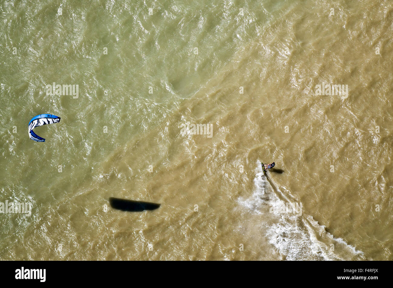 Luftaufnahme der Kitesurfer auf der Nordsee Stockfoto