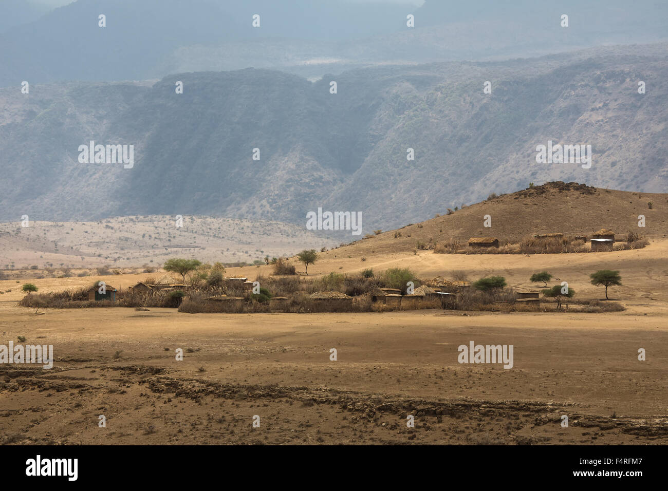 Afrika, Berge, Dorf, Halbwüste, Häuser, Häuser, Landschaft, Landschaft, Massai, Reise, Reisen, Rift Valley, Steppen-, Tanzani Stockfoto