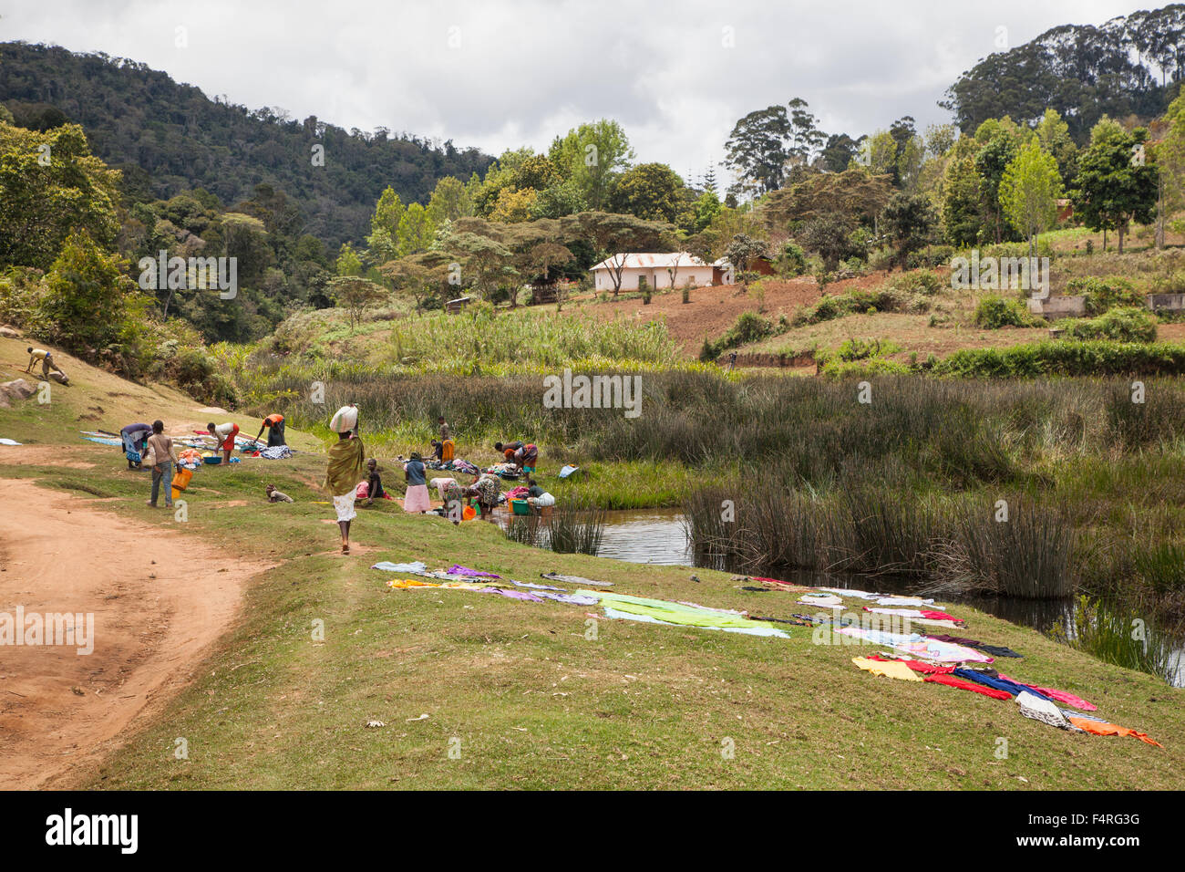 Afrika, Bach, Haus, Haus, Häuser, Häuser, Kinder, Landschaft, Landschaft, Person, Personen, Reisen, Tansania, Usambara, Wasser, Wor Stockfoto