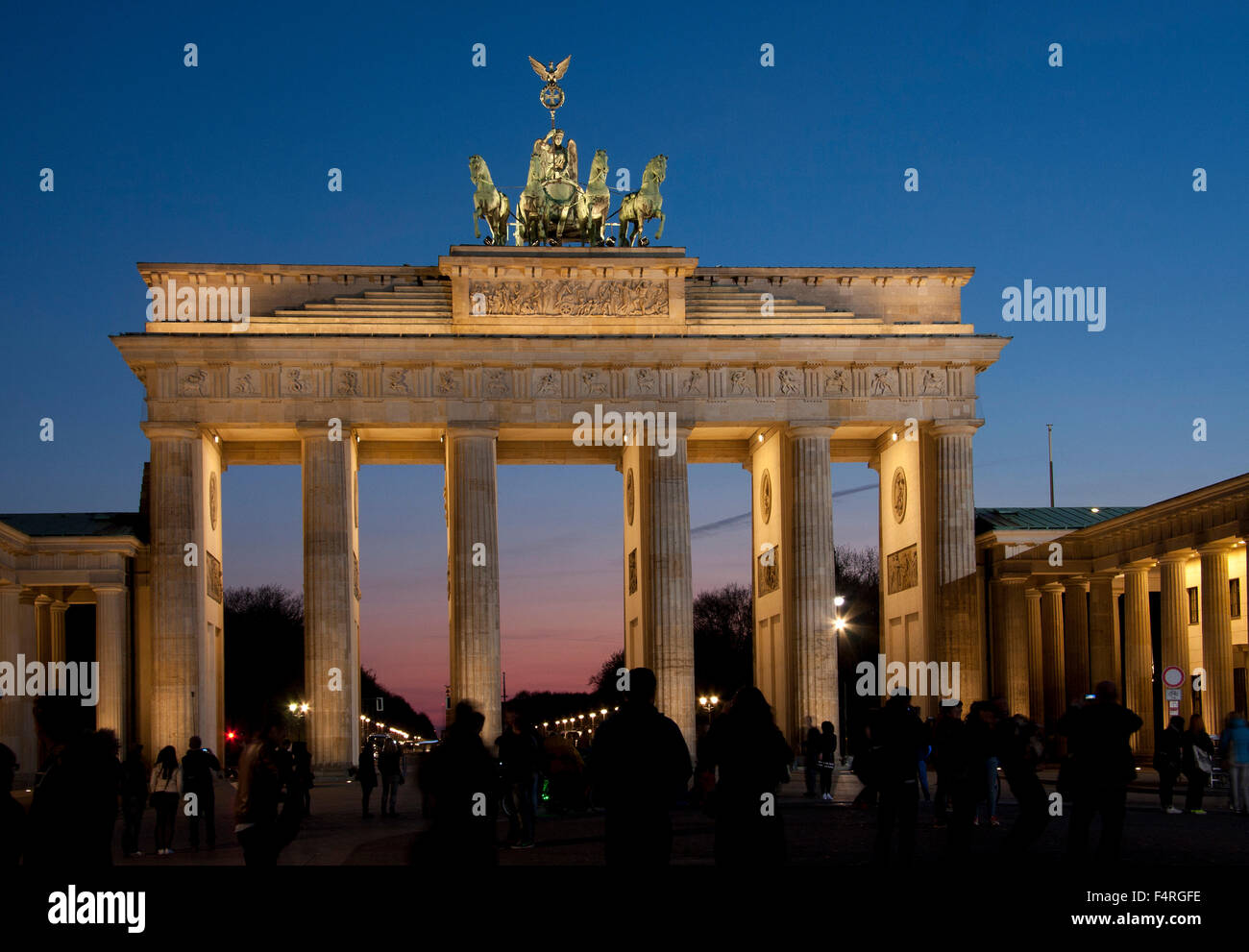 Berlin, Deutschland, Europa, Brandenburger Tor, Quadriga, Wahrzeichen, Skulptur, Victoria, Pferd Auto, Abend, Nacht Stockfoto