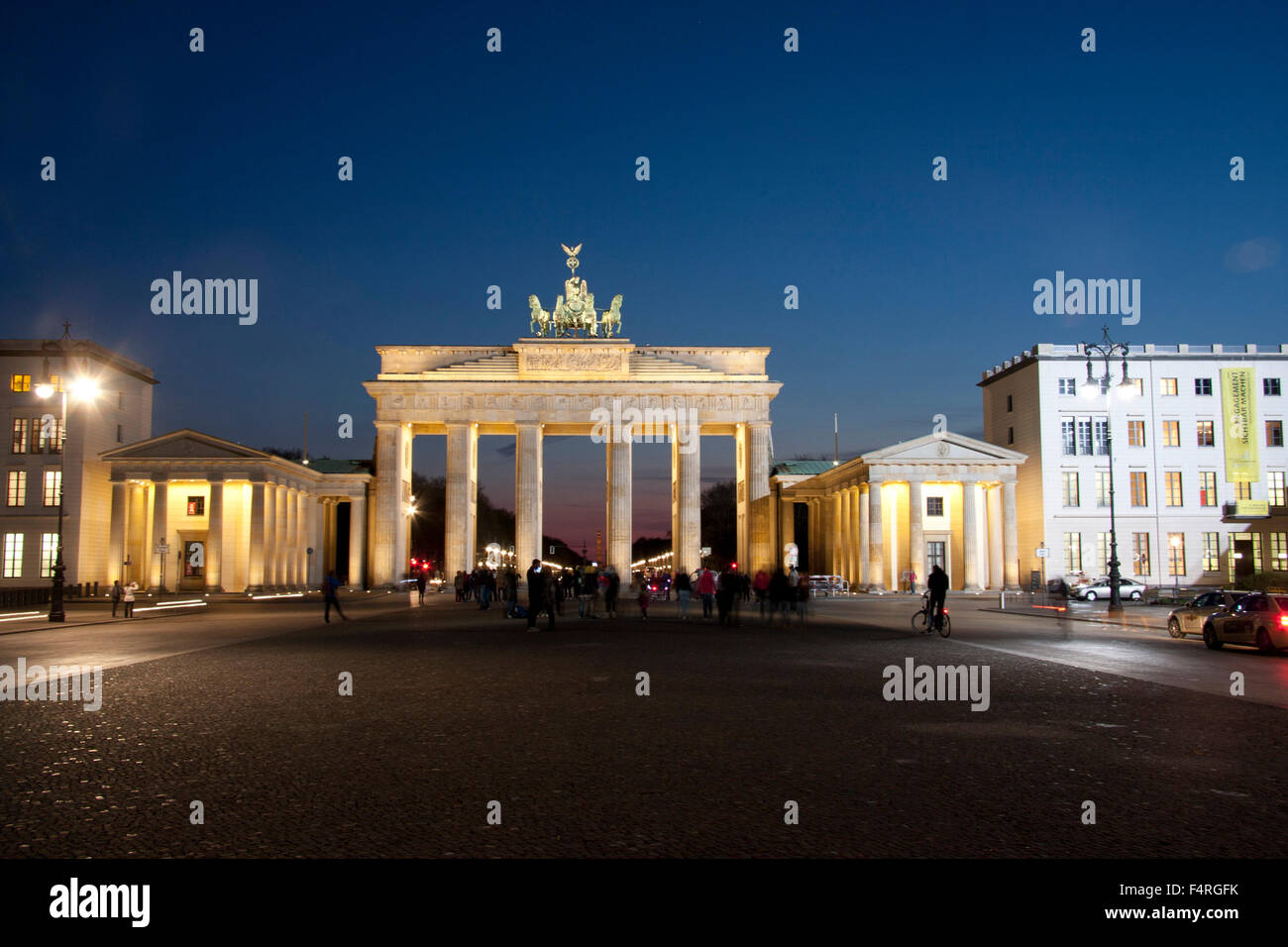 Berlin, Deutschland, Europa, Brandenburger Tor, Quadriga, Wahrzeichen, Skulptur, Victoria, Pferd Auto, Abend, Nacht Stockfoto