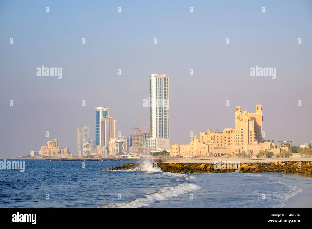 Blick auf Skyline entlang der Corniche Waterfront Emirat Ajman in Vereinigte Arabische Emirate Stockfoto