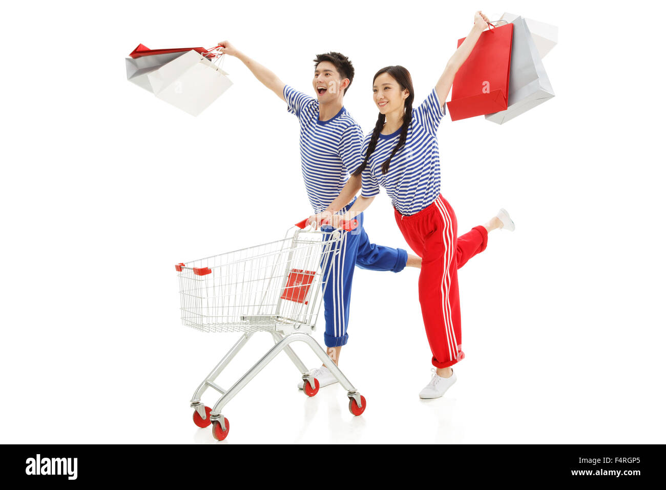 Glückliches junges Paar schieben ein Einkaufswagens Stockfoto
