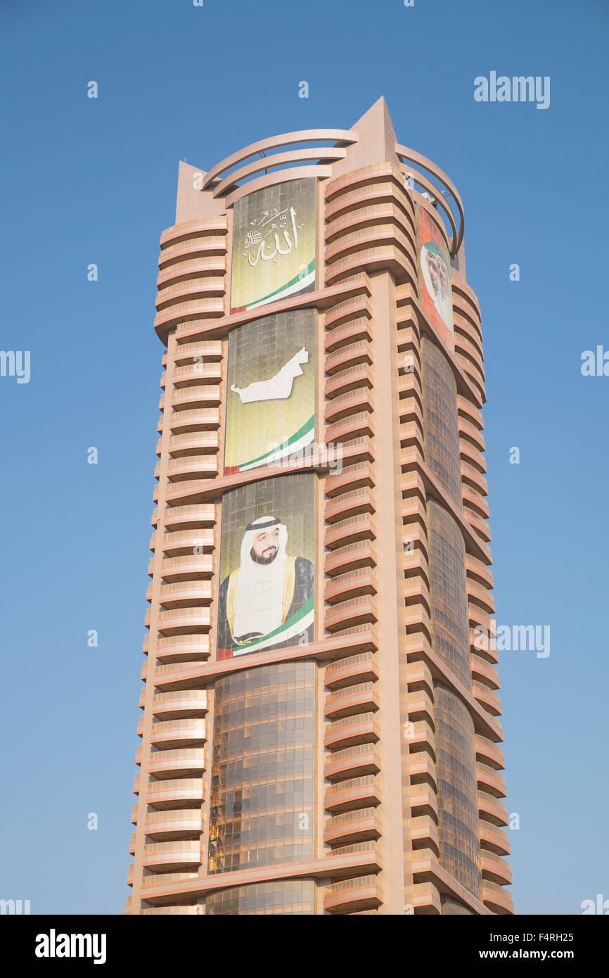 Detail der modernen Bürohochhaus mit Bild des Königtums in Emirat Ajman Vereinigte Arabische Emirate Stockfoto