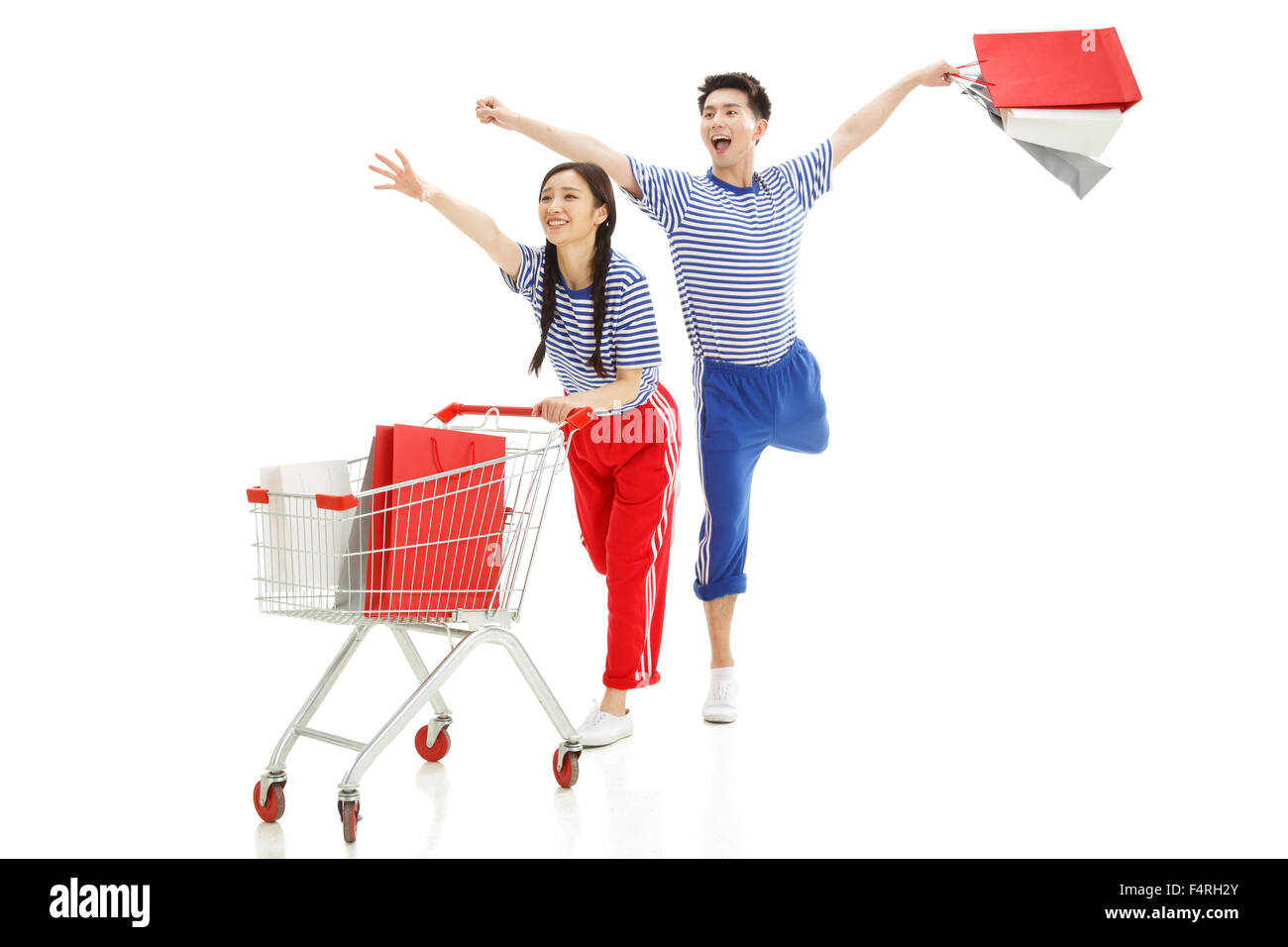 Glückliches junges Paar schieben ein Einkaufswagens Stockfoto