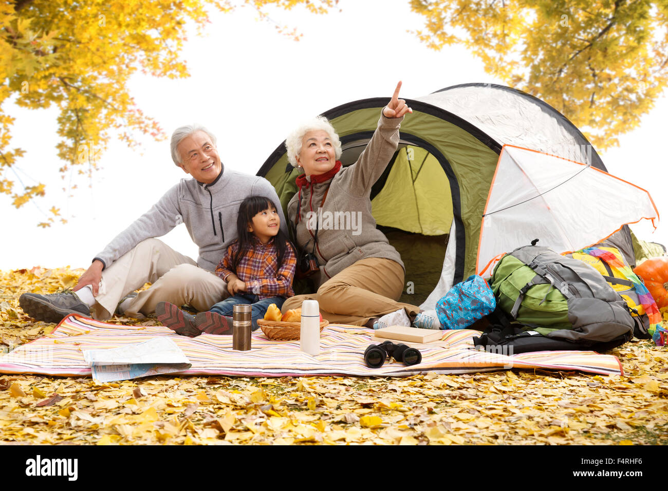 Großeltern und Enkeltochter sind camping. Stockfoto