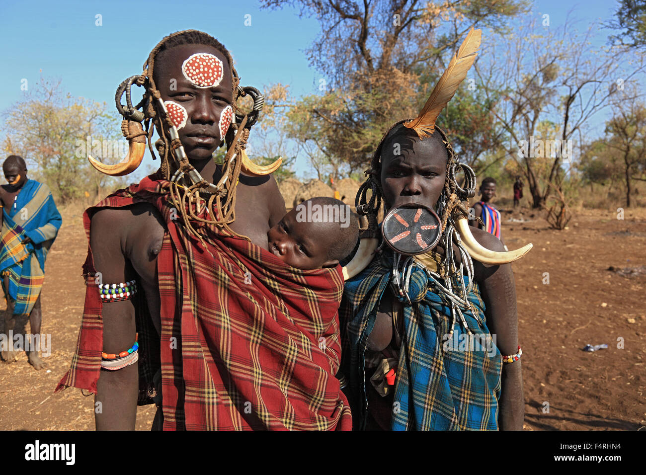 Mursi baby Fotos und Bildmaterial in hoher Auflösung Alamy