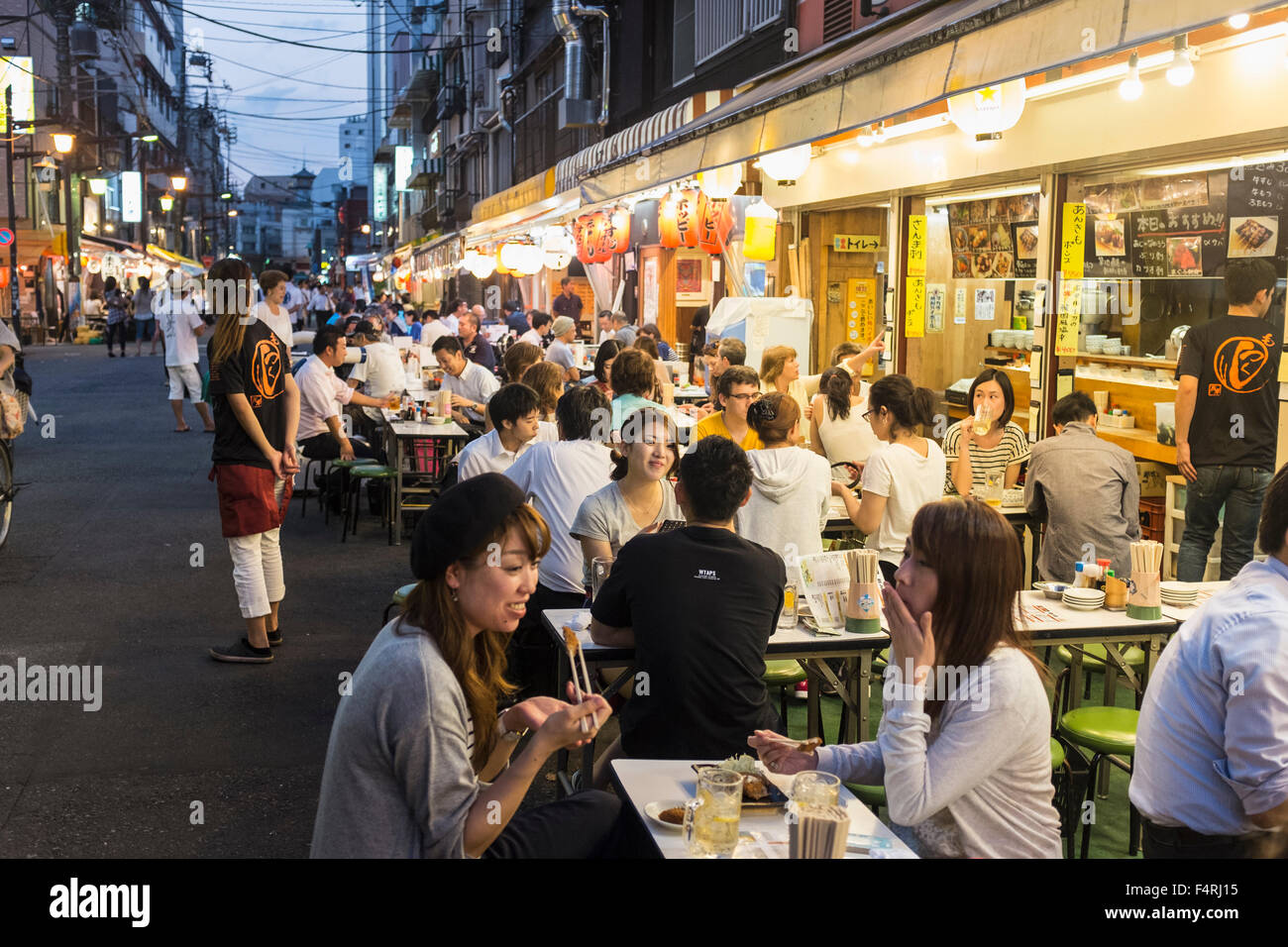 Kleine Restaurants im Freien auf Straße am Abend in Rokku Unterhaltung Bezirk von Asakusa neben SensoJi Schrein Tokio Stockfoto