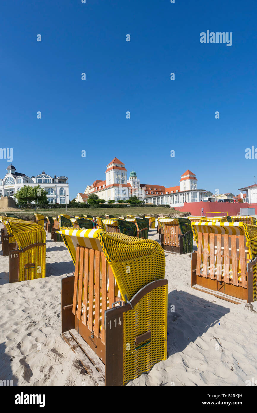 Ansicht von traditionellen Strandkorb sitzen am Strand von Binz Badeort auf der Insel Rügen in Deutschland Stockfoto