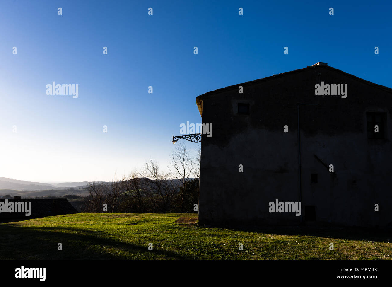 Traditionelles toskanisches Landhaus im Abendlicht Stockfoto