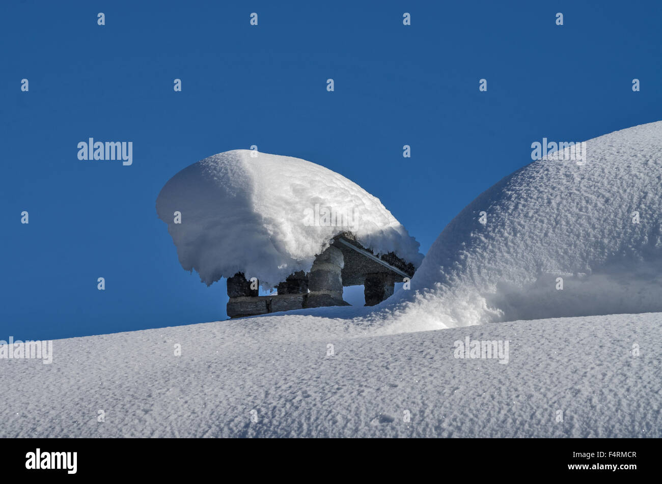 Traditionelle Schornstein ziemlich vollständig vom Schnee bedeckt Stockfoto