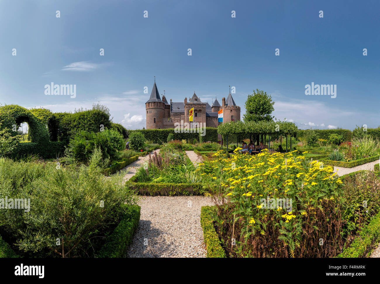 Niederlande, Europa, Holland, Muiden, Noord-Holland, Schloss, Blumen, Sommer, Garten, Schloss Muiderslot Stockfoto