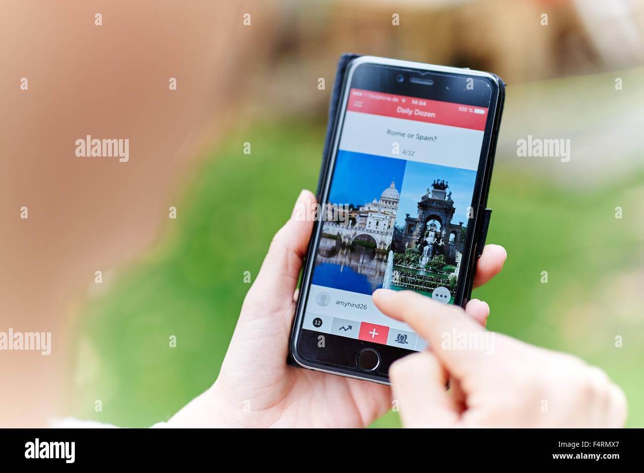 Anzeige von social-Media-Network-apps auf dem Bildschirm des iPhone 6 in Berlin am 21 Oktober 2015. Foto: Picture Alliance /Robert Schlesinger Stockfoto