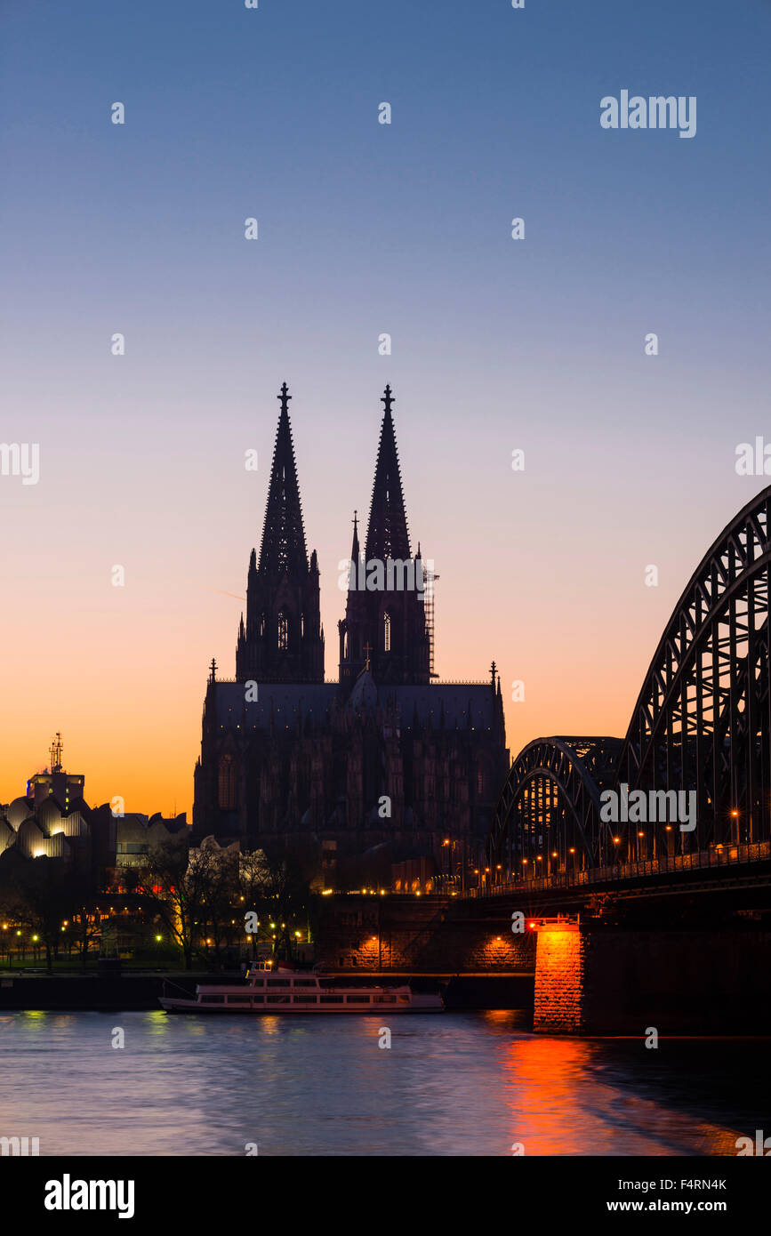 Abendlicht, Architektur, Außenansicht, Gebäude, Christentum, Deutschland, Dom, Dom, Kathedrale, Eisenbahnbrücke, Stockfoto