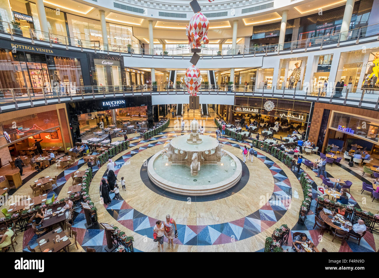 Innenraum des Atriums mit Food-Courts und high-End-Mode-Boutiquen in Mall of the Emirates in Dubai Vereinigte Arabische Emirate Stockfoto