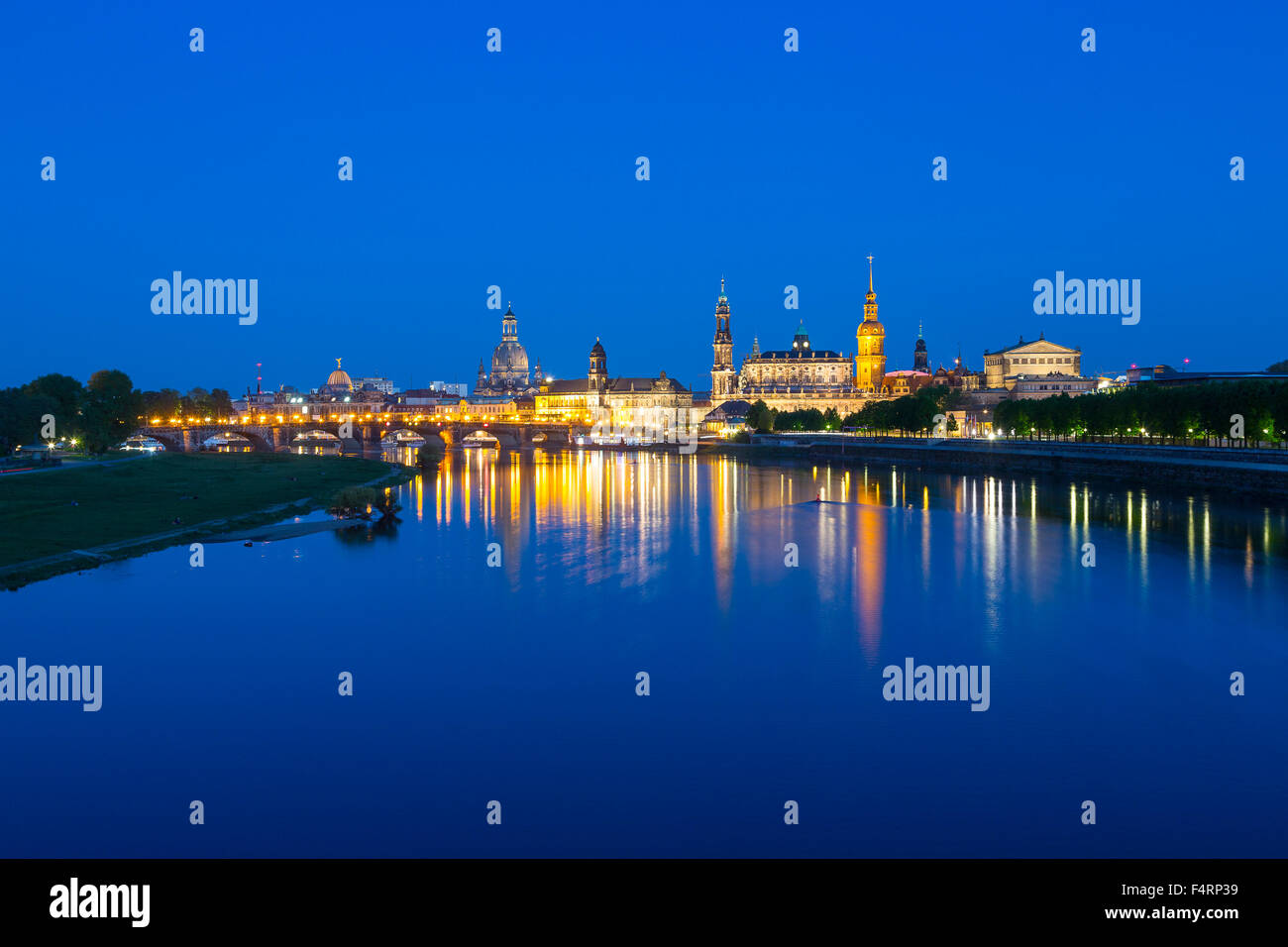 Ansicht der Stadt über den Fluss Elbe aus Marienbrücke, Dresden, Sachsen, Deutschland Stockfoto