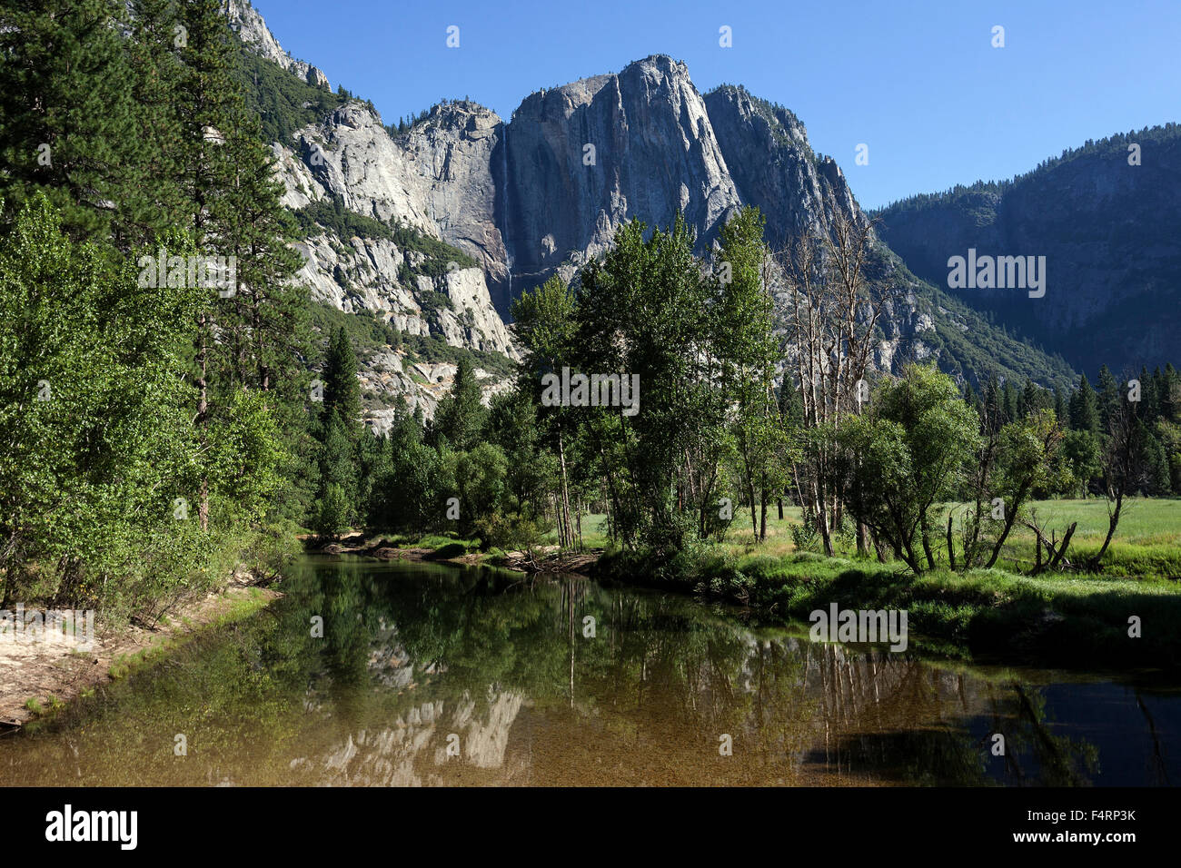 Merced River, Yosemite Punkt und Upper Yosemite Fall hinter Yosemite Tal, Yosemite-Nationalpark, Kalifornien, USA Stockfoto