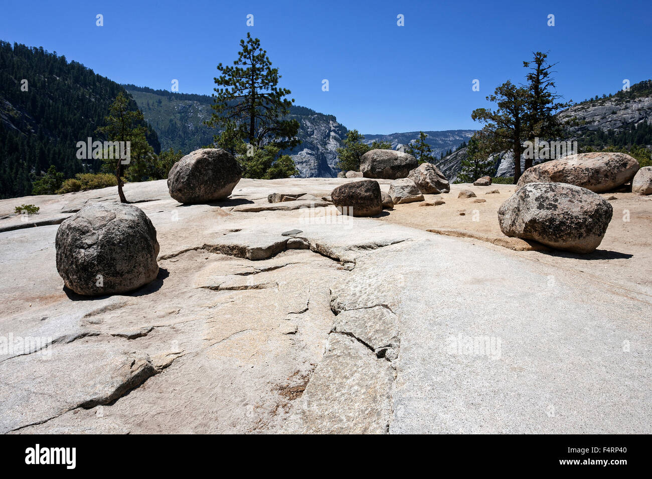 Runde Granitfelsen auf einer Granitoberfläche, in der Nähe von Nevada Fall, Yosemite-Nationalpark, USA Stockfoto