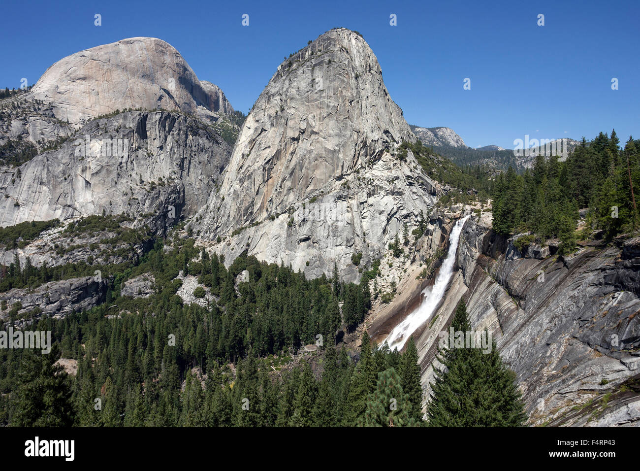 Blick vom John Muir Trail auf Half Dome, Nevada Fall, Liberty-Abdeckung in der Mitte hinten links, Yosemite-Nationalpark, USA Stockfoto