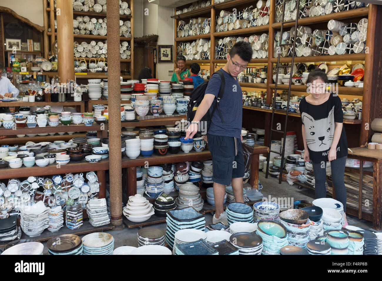 Kunden Surfen im Geschirr Shop auf Kappabashi Straße in Tokio, bekannt für viele Läden mit Geschirr. Japan. Stockfoto