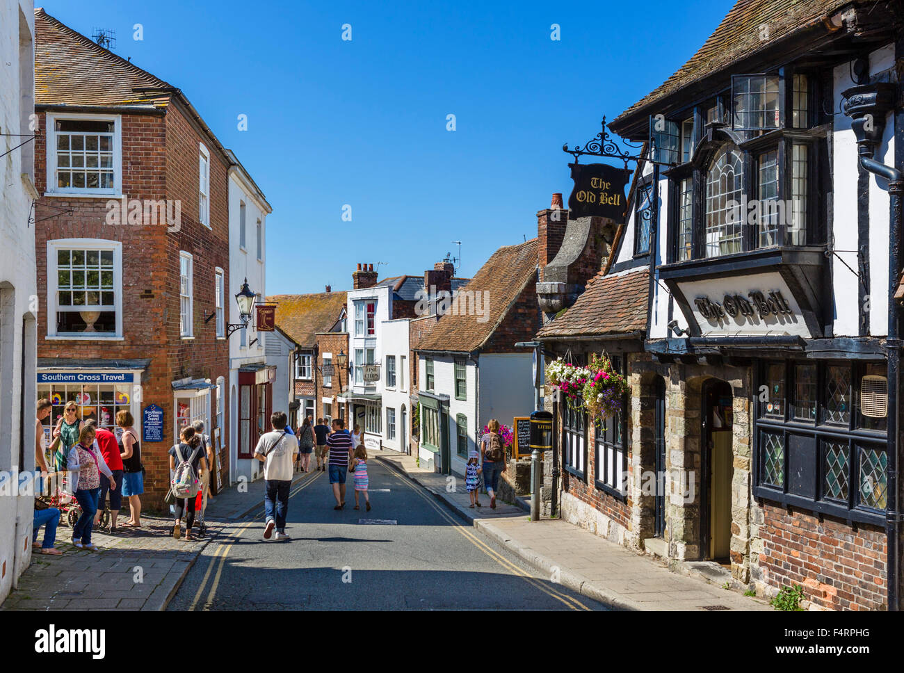 High Street mit der alten Glocke Pub auf der rechten Seite, Roggen, East Sussex, England, UK Stockfoto