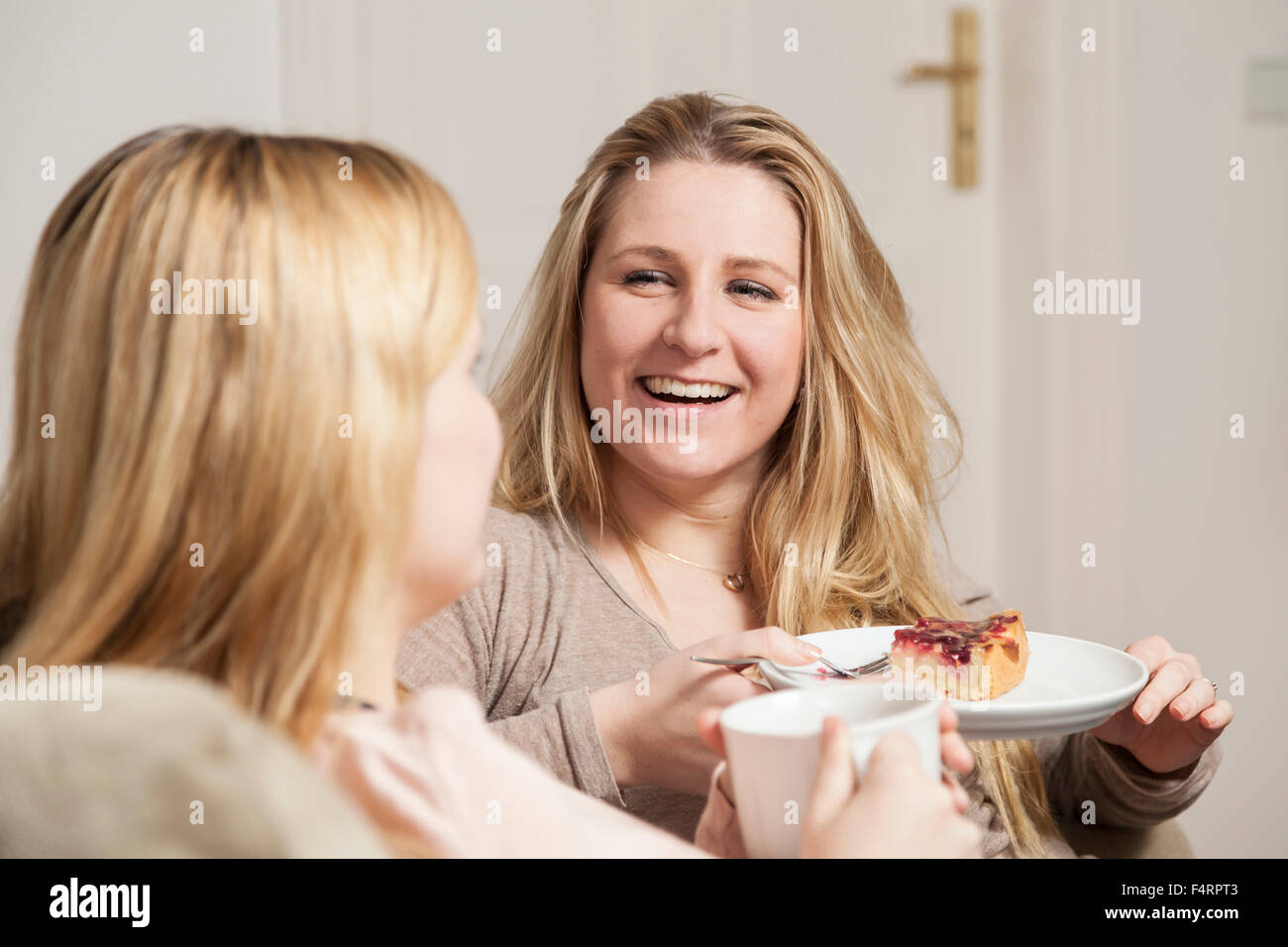 Freundinnen in Kaffee Klatsch, sieht glücklich Stockfoto