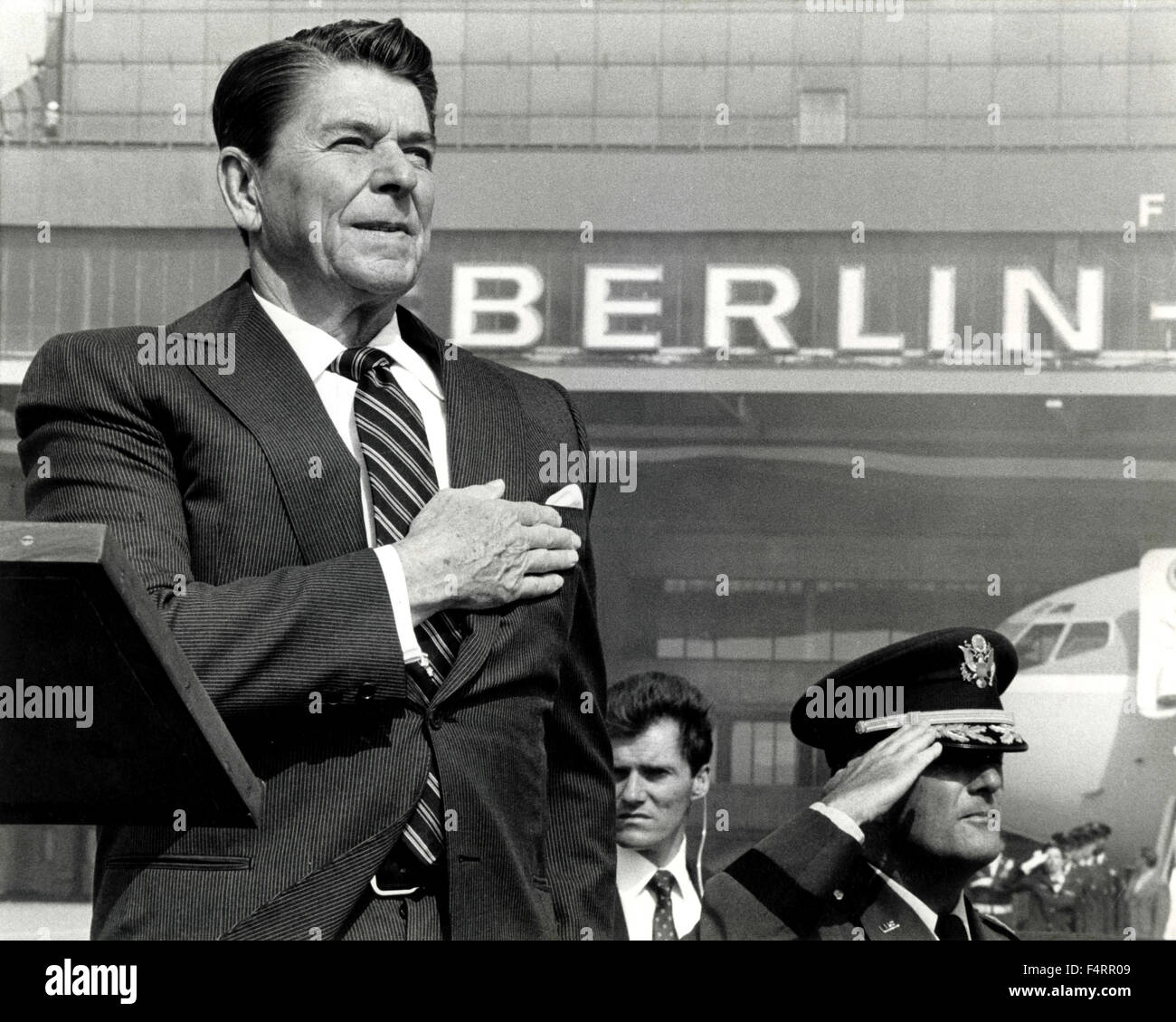 US-Präsident Ronald Reagan am Flughafen in Berlin, Deutschland Stockfoto