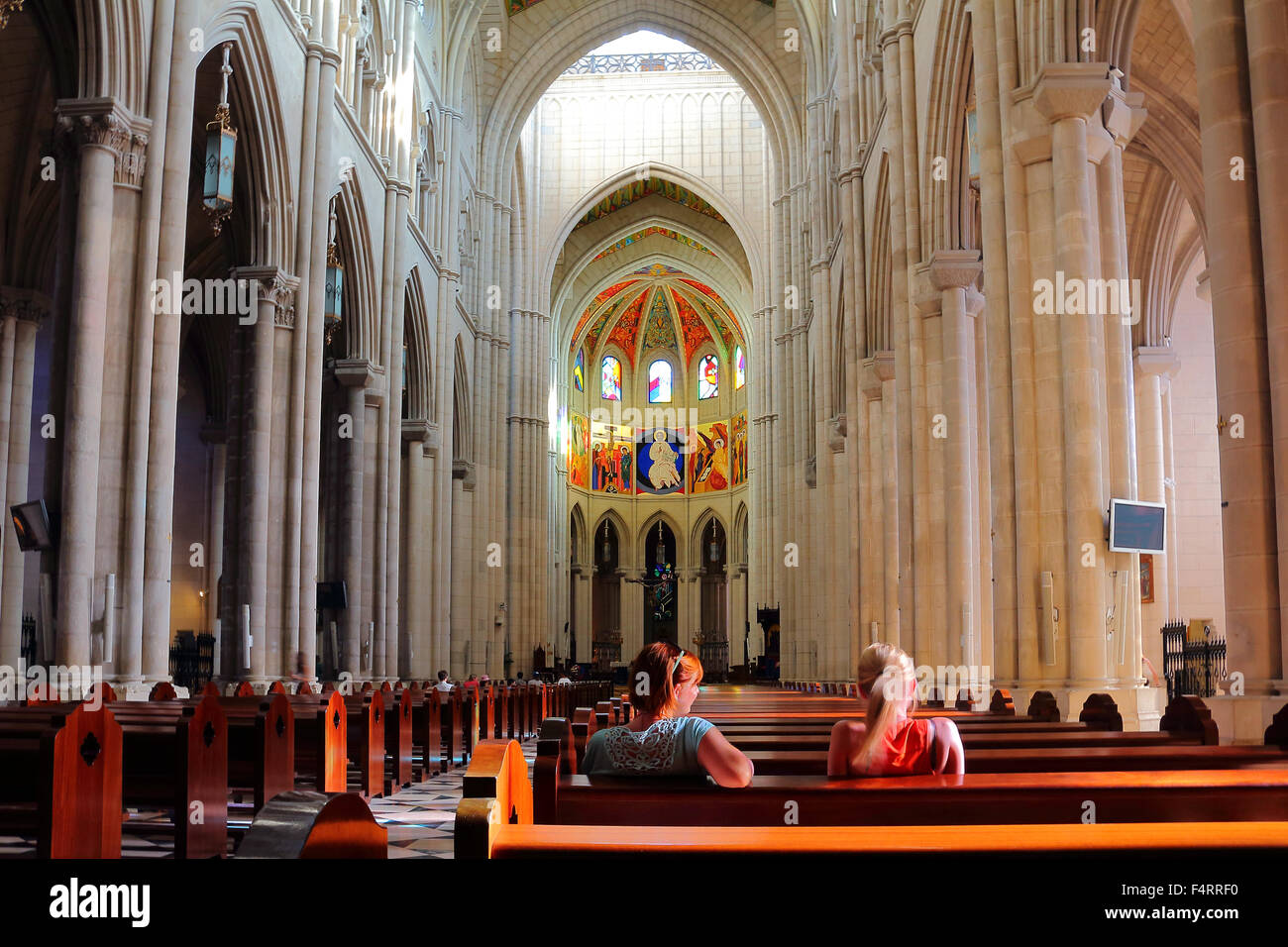 Mädchen in der Almudena-Kathedrale in Madrid Stockfoto