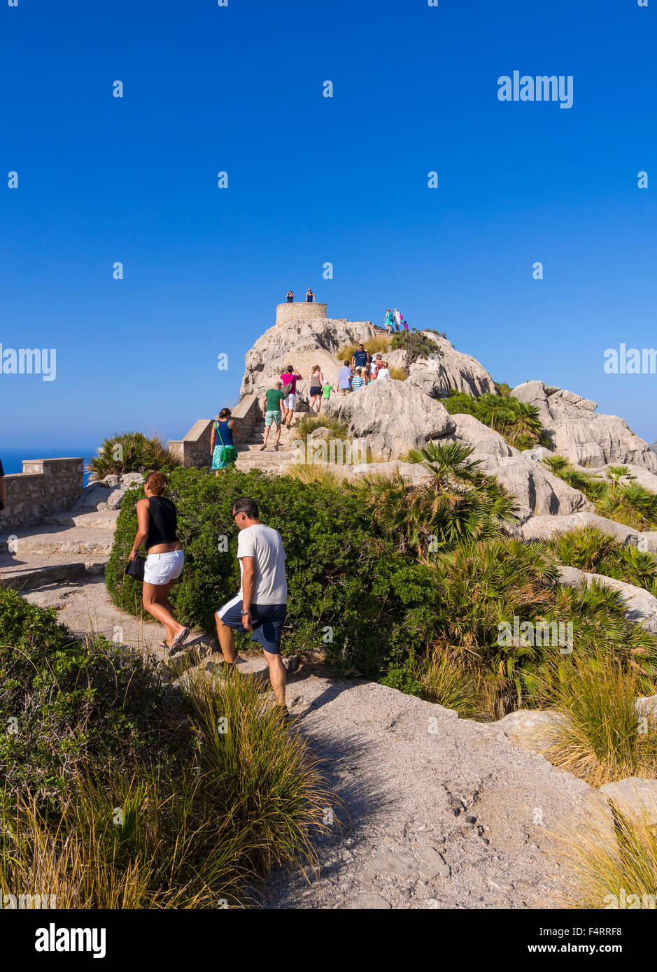 Besucher am Mirador Essen Colomer oder Mirador del Mal Pas, Cap de Formentor, Mallorca, Balearen, Spanien Stockfoto