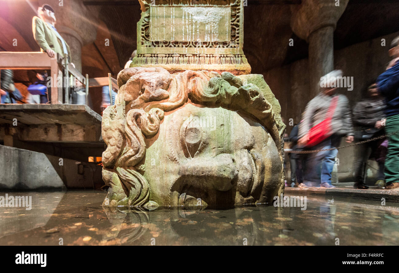 Medusenhaupt als Spalte basieren, Yerebatan-Zisterne, Basilika Zisterne, versunkene Palast, Istanbul, Türkei Stockfoto