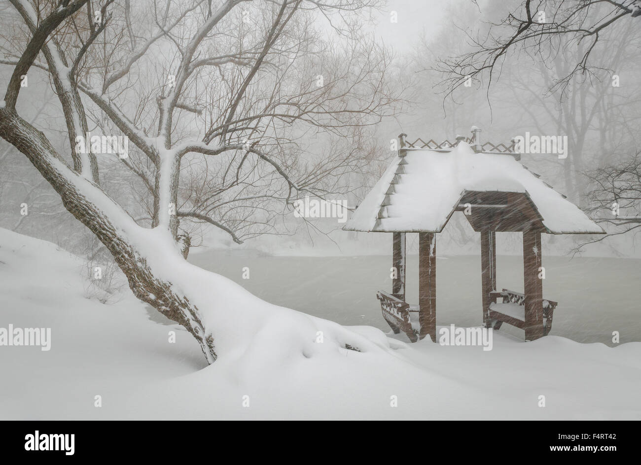 Wagner-Bucht und Pavillon in den Schnee, Central Park Lake, New York City. Ruhige und friedliche Winterlandschaft im Herzen von Manhattan. Stockfoto