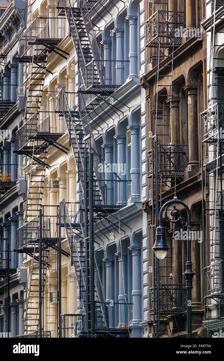 Soho-Gusseisen-Fassaden mit Feuerleitern, Manhattan, New York City. Stockfoto